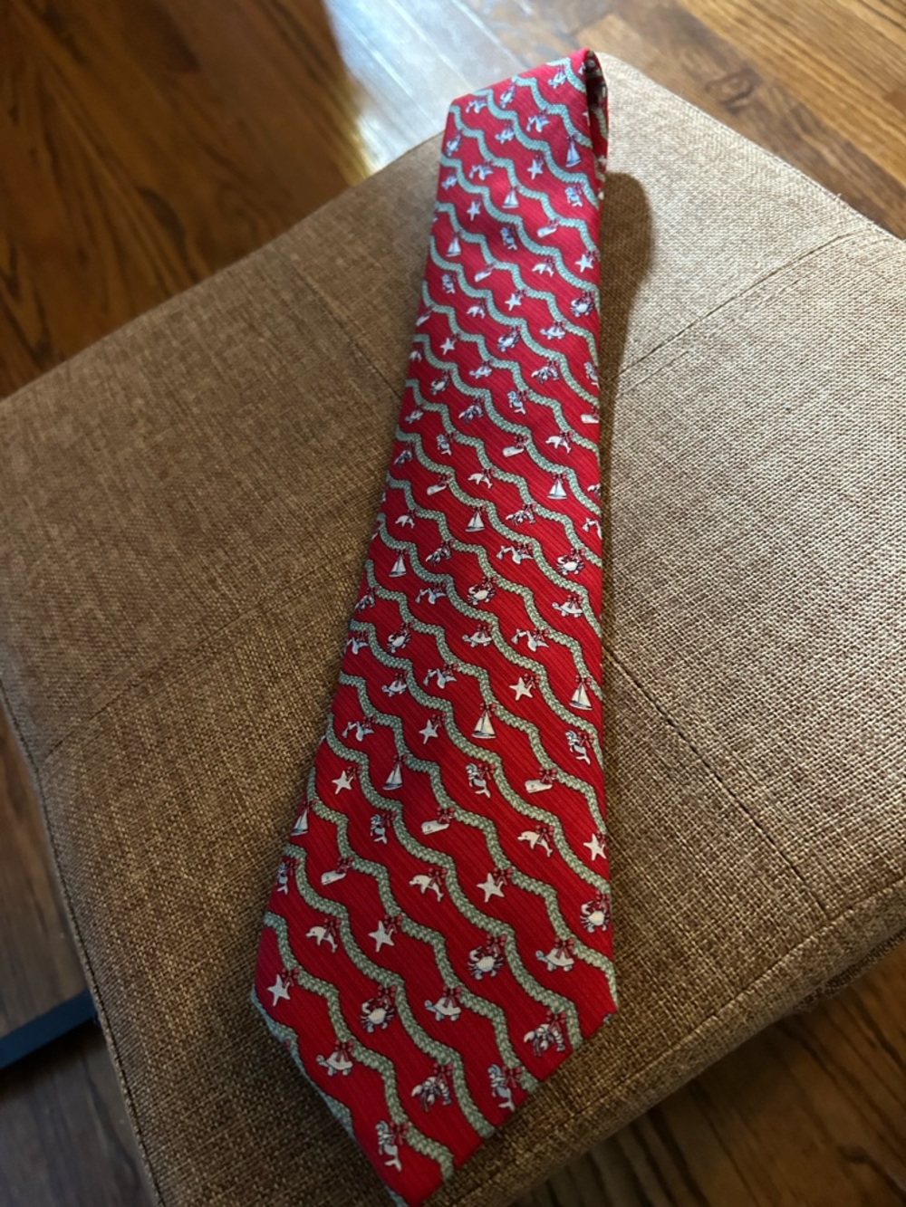 Vineyard Vines Red Wavy Star Pattern Men's Tie